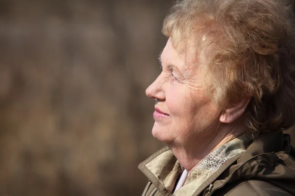 Yaşlı kadının profili — Stok fotoğraf
