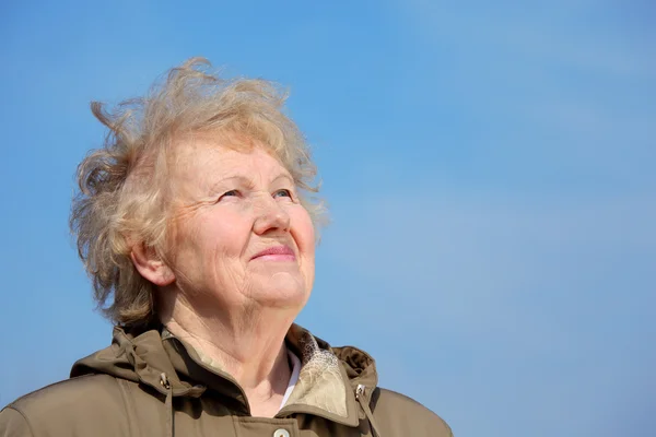Smiling aged woman look in sky — Stock Photo, Image