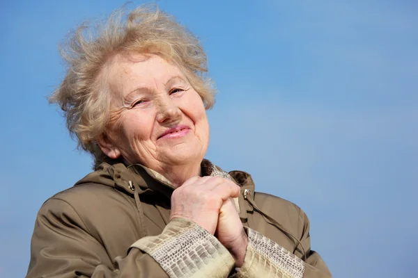 Mujer anciana sonriente — Foto de Stock
