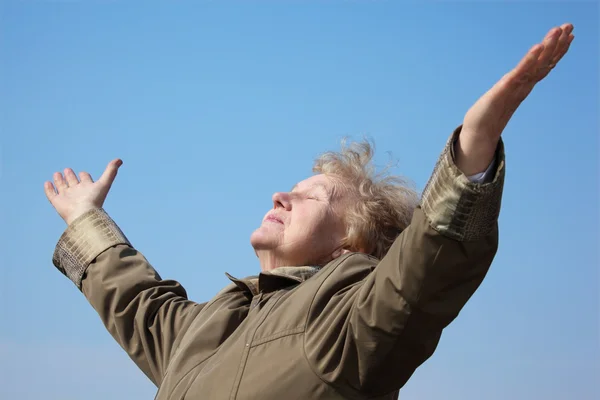 Mujer mayor con las manos levantadas — Foto de Stock