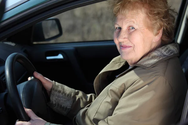 Osoby w podeszłym wieku kobieta kierowca samochodu — Zdjęcie stockowe