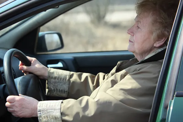 Ältere Fahrerin im Auto — Stockfoto