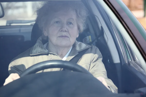 Пожилая женщина в машине — стоковое фото