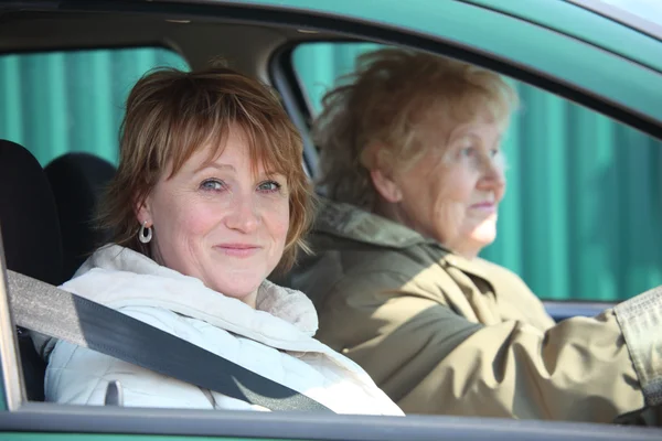 To kvinner i bil – stockfoto