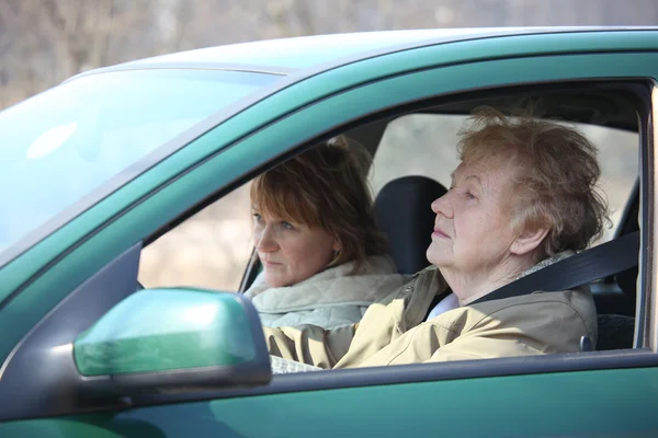 Две женщины в машине — стоковое фото