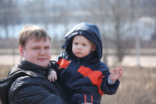 Отец держит ребенка на руках на открытом воздухе — стоковое фото