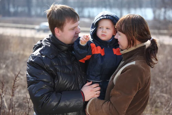 Rodiče s dítětem na ruce — Stock fotografie