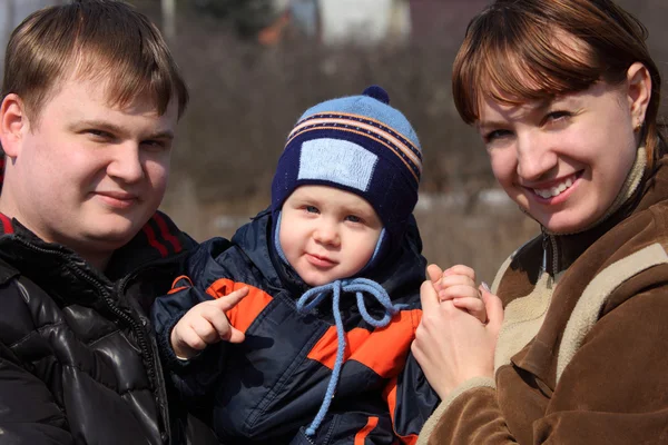 Батьки з дитиною на руках крупним планом — стокове фото