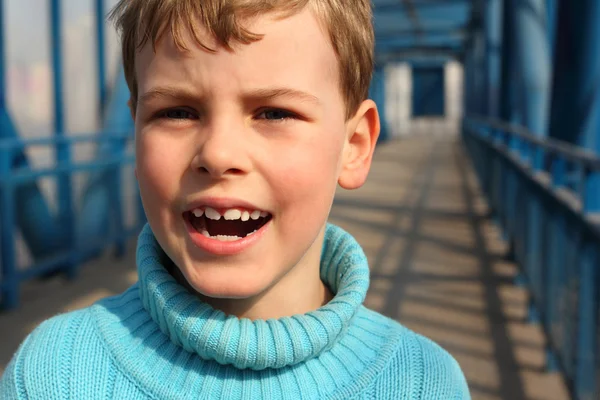 Кричащий мальчик на мосту — стоковое фото
