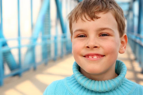 Χαμογελαστό αγόρι στη γέφυρα — Φωτογραφία Αρχείου