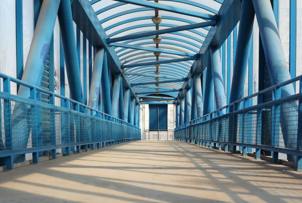 蓝色的行人天桥 — 图库照片