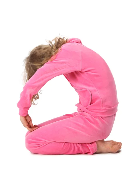 Girl in pink clothes represents letter o — Stock Photo, Image
