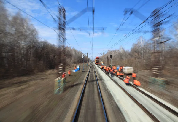 Вид на железную дорогу с движущегося поезда — стоковое фото