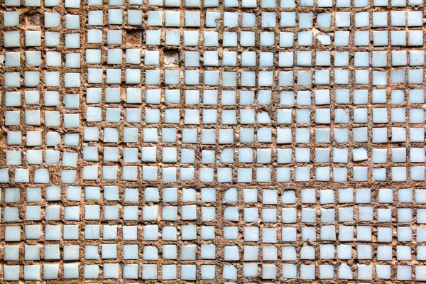 Betonwand mit kleinen Keramikfliesen ausgekleidet — Stockfoto