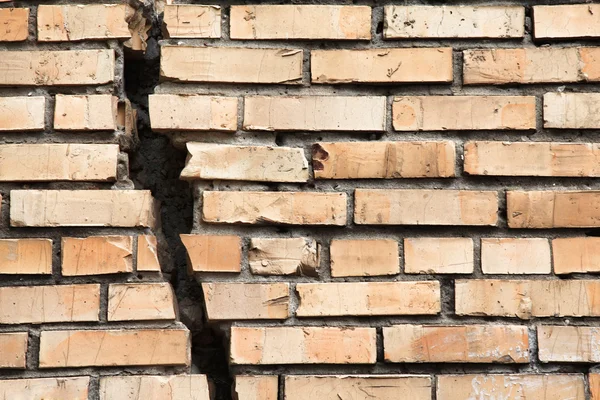 Cracked brick wall — Stock Photo, Image