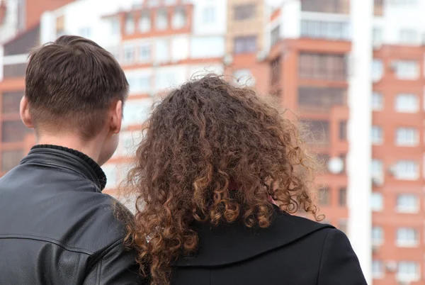 Widok z tyłu na młode pary patrząc na budynek — Zdjęcie stockowe