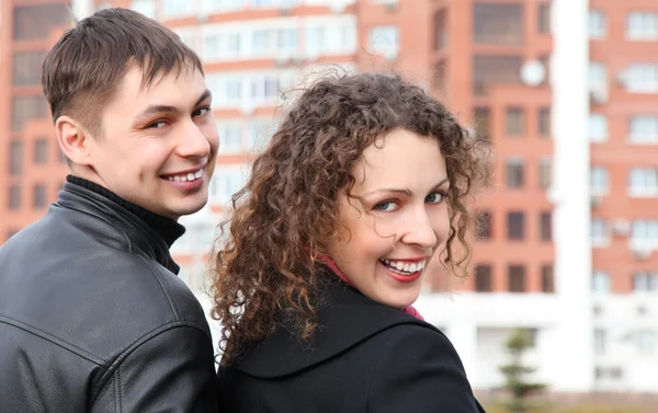 Blick von hinten auf junges Paar — Stockfoto