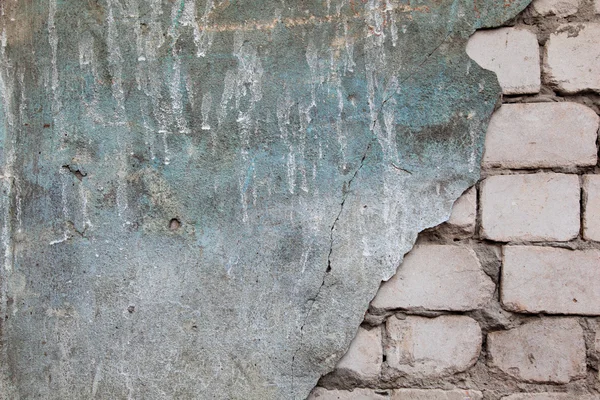 Цегляна стіна з відваленою штукатуркою — стокове фото
