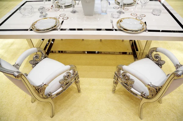 Tisch und zwei Stühle serviert — Stockfoto