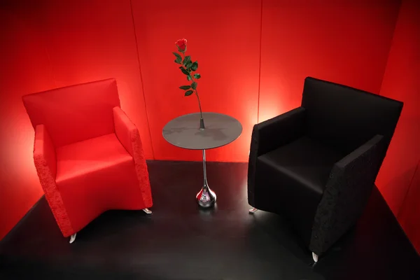 Röda och svarta fåtöljer i röda rummet — Stockfoto