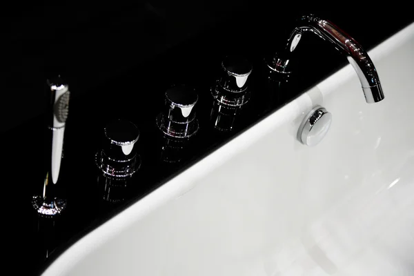 Czarno-białe nowoczesne kąpieli — Zdjęcie stockowe