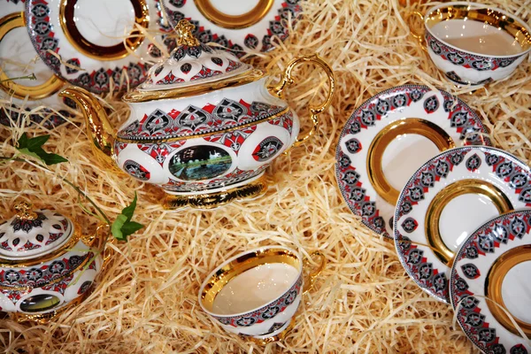 Tea-set in shavings — Stock Photo, Image