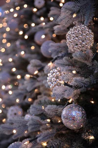 Decorações de Natal e luzes na árvore de Ano Novo — Fotografia de Stock