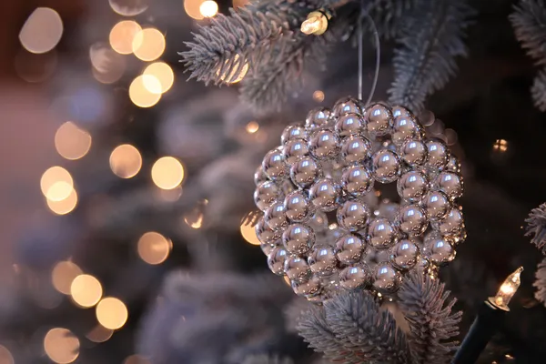 Decoraciones de Navidad y luces en el árbol de Año Nuevo —  Fotos de Stock