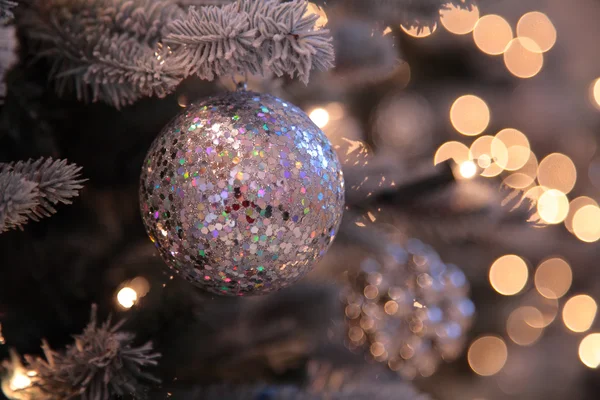 Decoraciones de Navidad y luces en el árbol de Año Nuevo — Foto de Stock