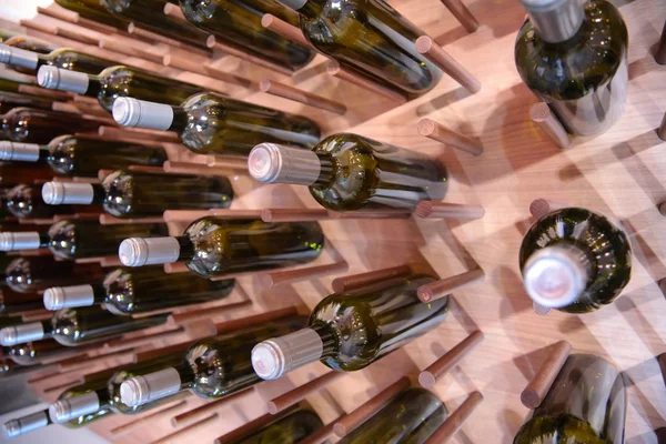 Пляшки вина на стіні — стокове фото