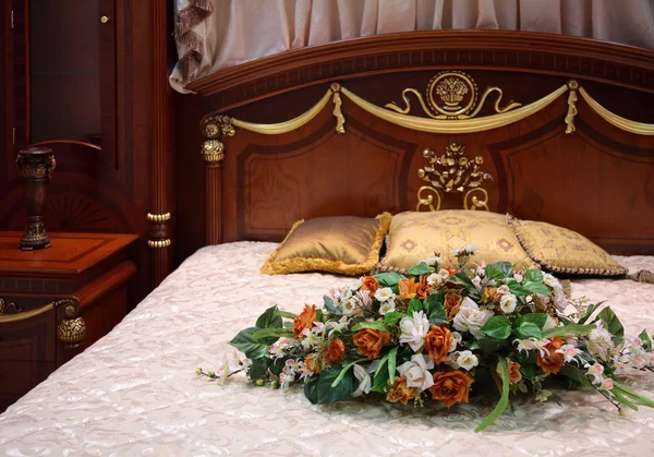 ベッドの上の花束 — ストック写真