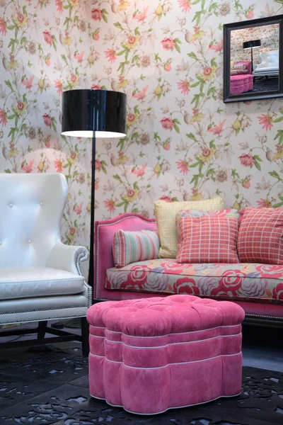Розовый пуф в гостиной — стоковое фото