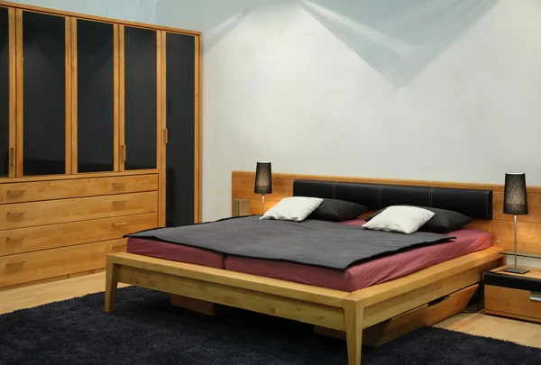 Drewniana sypialnia — Zdjęcie stockowe