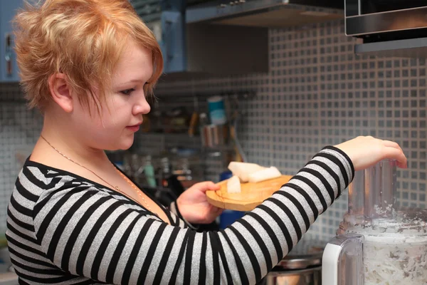 Девушка на кухне с блендером — стоковое фото
