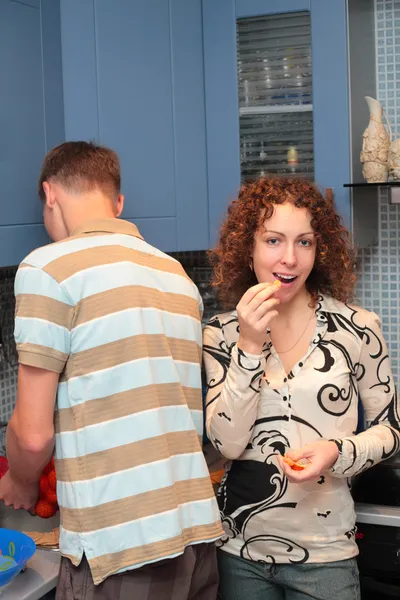 Genç kadın turuncu mutfak yiyor. — Stok fotoğraf