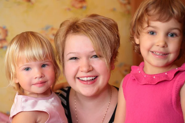 Mädchen mit zwei Kindern — Stockfoto