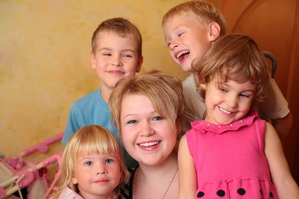 Jong meisje en vier kinderen — Stockfoto