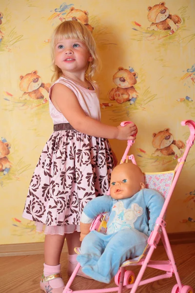 Menina com boneca na carruagem — Fotografia de Stock