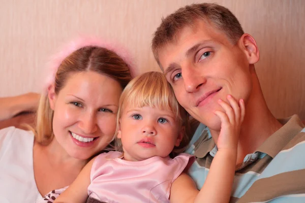 Счастливая семья с маленькой девочкой — стоковое фото