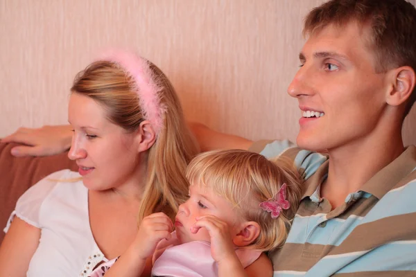 Семья с маленькой девочкой в номере — стоковое фото