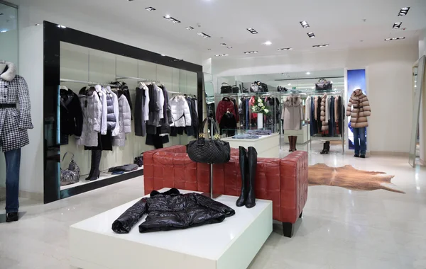 Sezione di abbigliamento esterno femminile in negozio — Foto Stock
