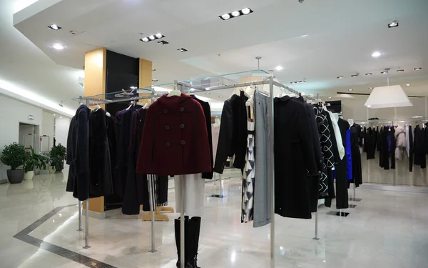 Abbigliamento femminile in negozio — Foto Stock