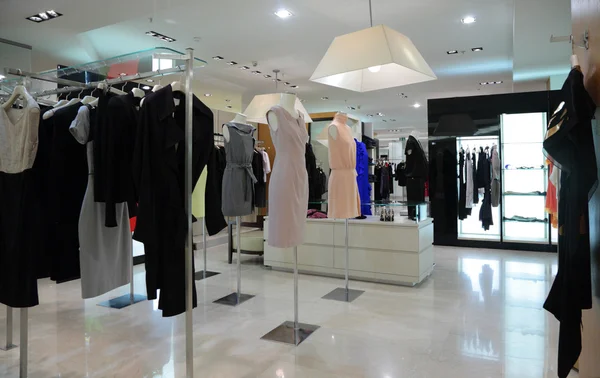 Vrouwelijke kleding in winkel — Stockfoto