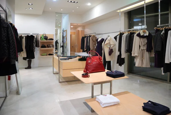 Secção de vestuário exterior feminino na loja — Fotografia de Stock