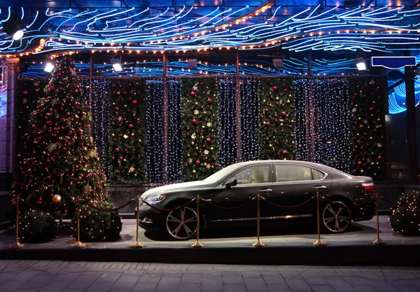 Автомобіль в новорічних декораціях — стокове фото