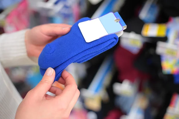 In winkel houden handen sokken — Stockfoto