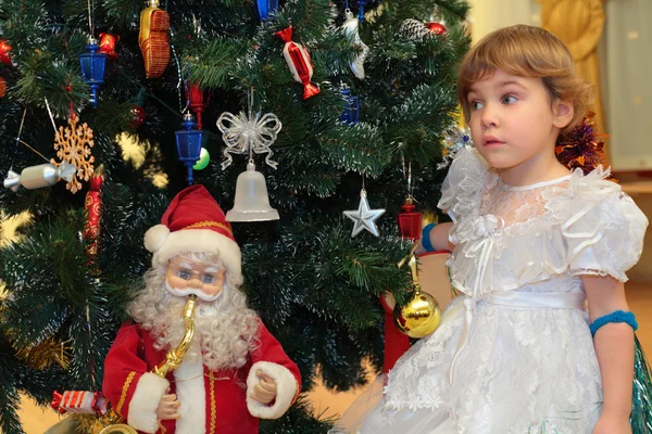 크리스마스 트리 근처의 작은 소녀 — 스톡 사진