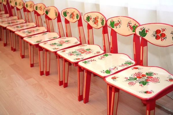 Chaises pour enfants à la maternelle — Photo
