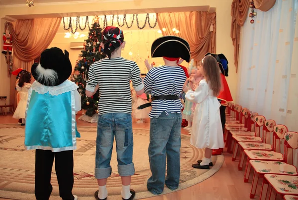 Los niños en las vacaciones de Año Nuevo en el jardín de infancia —  Fotos de Stock