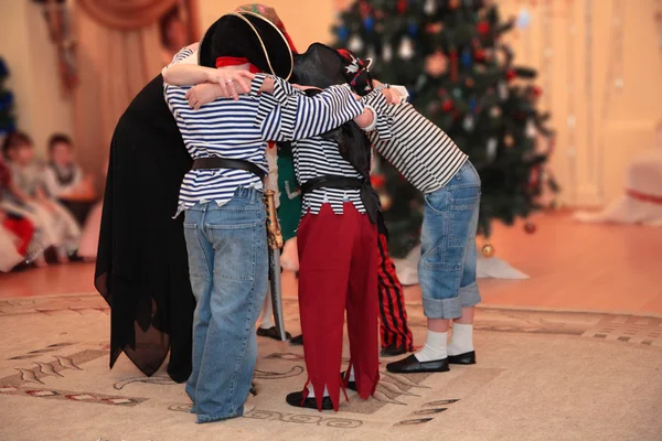 Дети на новогоднем маскараде в детском саду — стоковое фото